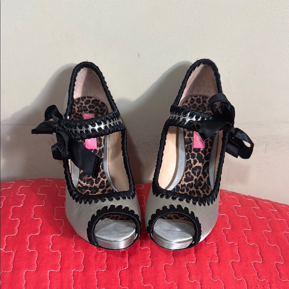 Betsy Johnson 7.5 Elegant Black and Silver Women's Peep-Toe Heels